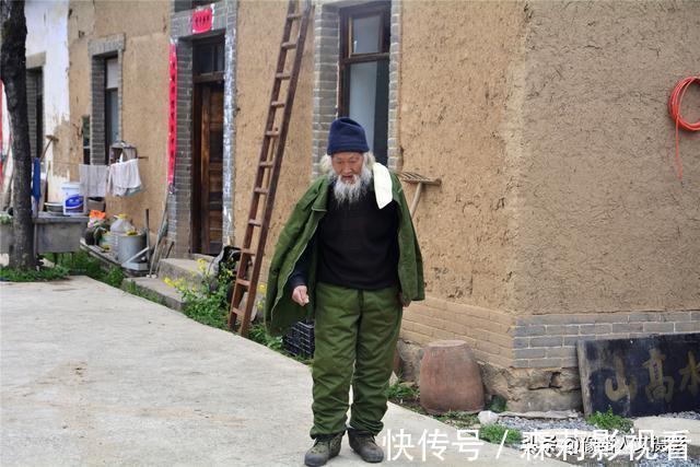 李大师|倔强老头潜心根雕30年，两层土楼堆满获奖作品，不卖钱甘守贫寒