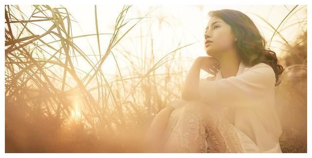 或许，我们终究会有那么一天牵着别人的手，遗忘曾经的他？