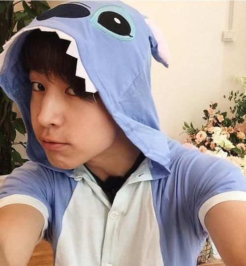 刘宪华公开自己加拿大的家,沙发配个卡通坐垫,生活有点太寒酸了