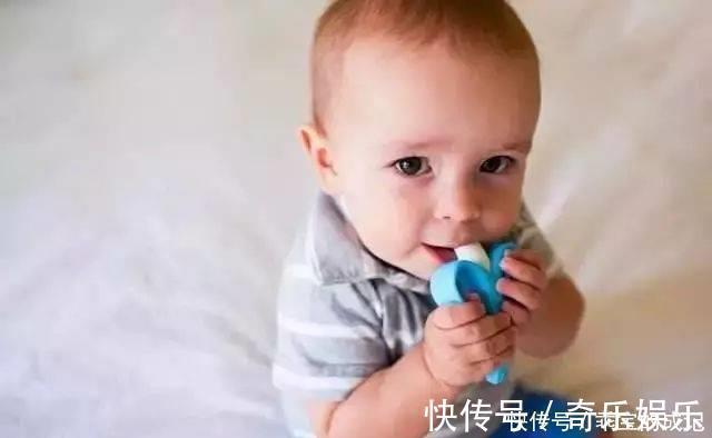 宝妈|宝宝嘴里有个洞?原来是“贴纸”惹的祸,五种物品婴幼儿要远离