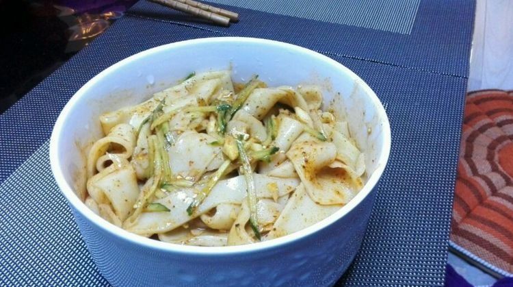 比带汤的臊子面好吃,正宗老陕味道,好吃的红油面皮,5分钟搞定