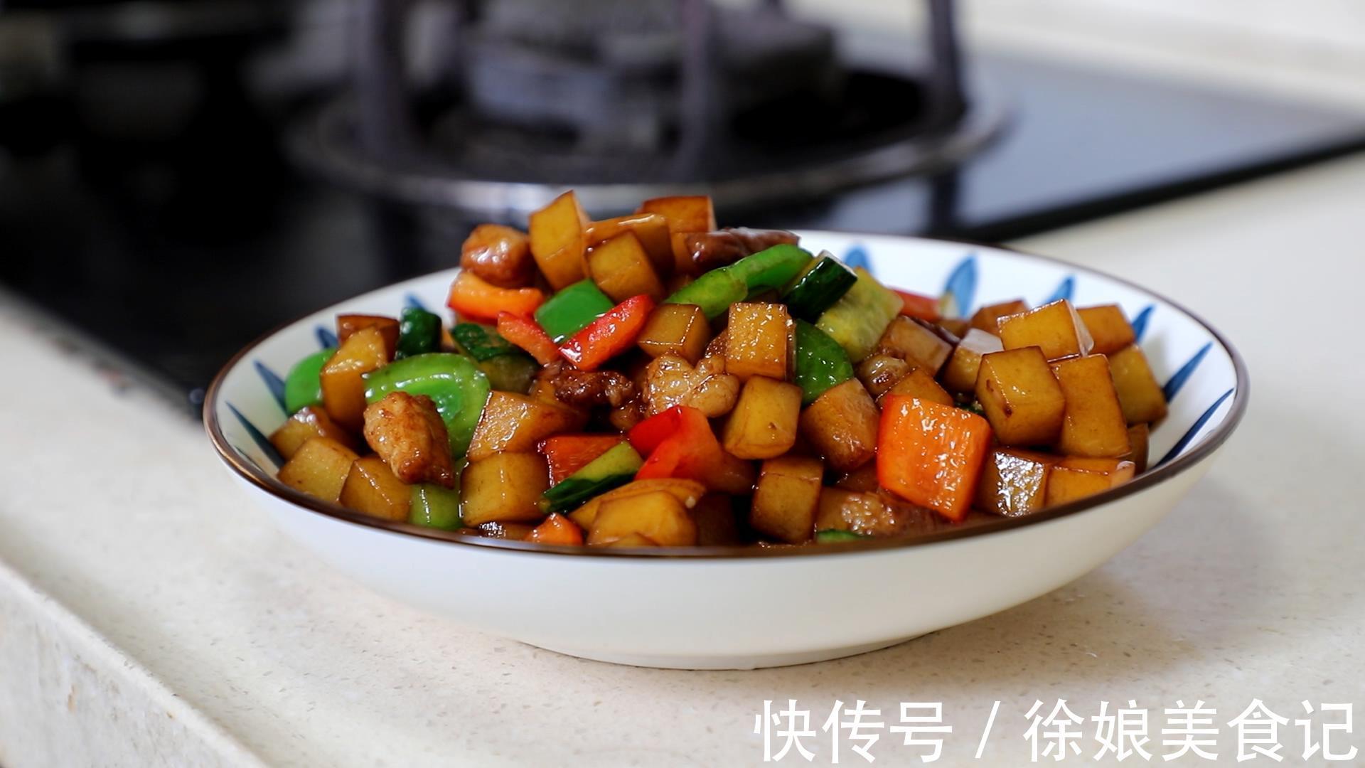 土豆丁|土豆这样做软烂酥香，比吃肉还过瘾，家常做法简单易做，上桌光盘