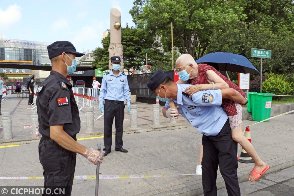 江苏扬州：“爱心通道”让核酸检测更有温度