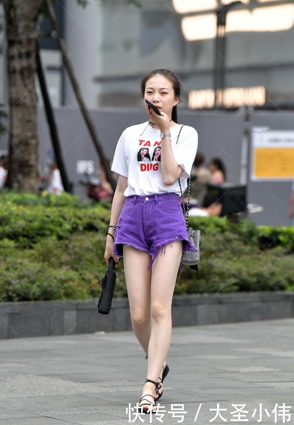 养眼|美女街拍:有的女生谈不上漂亮,但看着很养眼,好想请这位美女一起回家吃饭