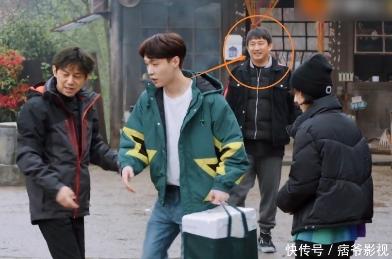 张艺兴|张艺兴最后到蘑菇屋,嘉宾们见到他的反应引关注,人缘好坏很显然