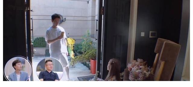 周扬青在自家录节目，从大门就能看出，绝对是“大户人家”