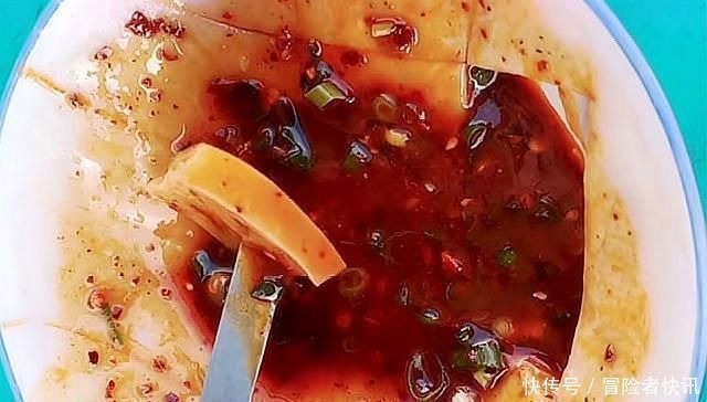 锅盖|大妈街边卖小吃,3元2个,打开锅盖竟是一堆碗,翻开后原来是它