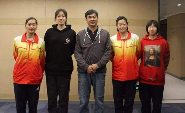 陈馨彤|上阵父女兵!58岁女排名帅赋闲两年出山,与27岁女儿齐赴宁波参训
