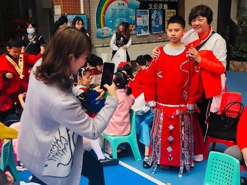  大南路小学493件创意“剪纸汉服”登上“秀场”，展现民族服饰之美！