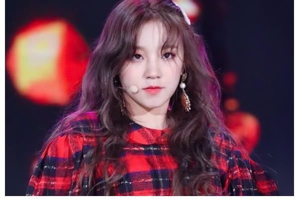 被大球砸到牙疼，宋雨琦卻慌張撫摸下巴，看清下巴形狀我明白了