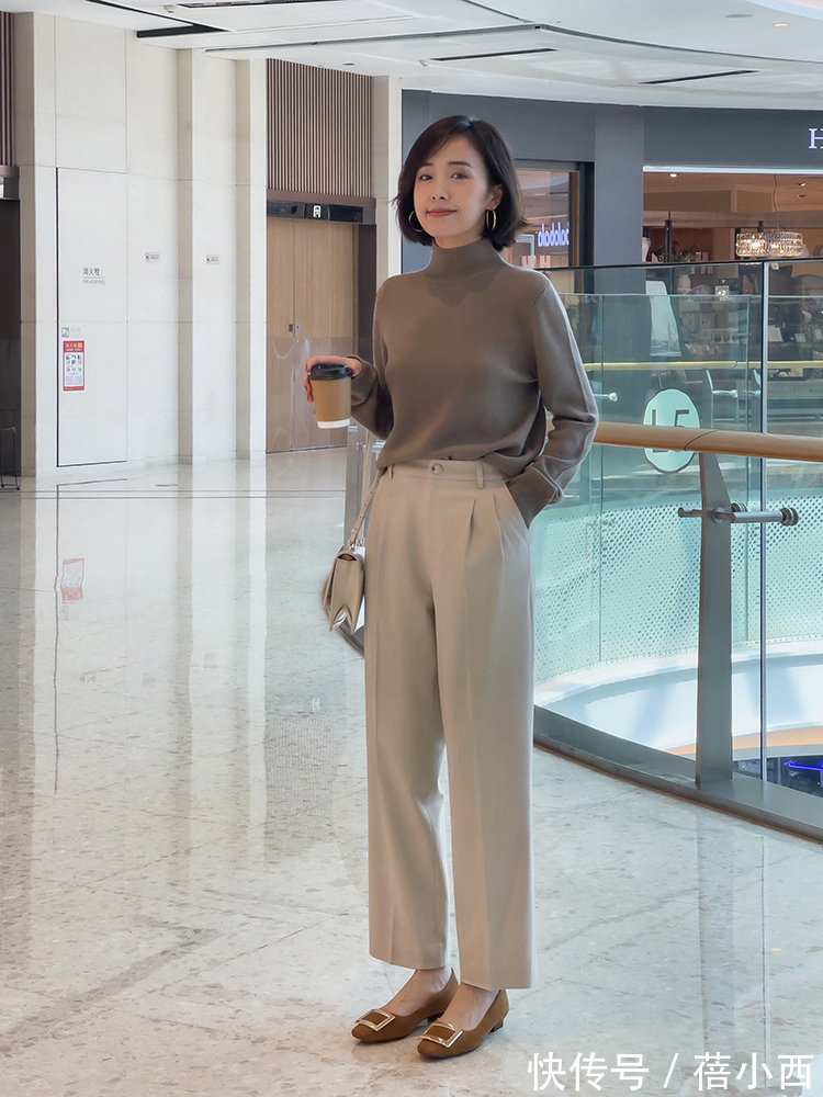 牛仔裤|秋冬不流行露脖子,建议多穿“高领衫”,搭配西装、牛仔裤真高级