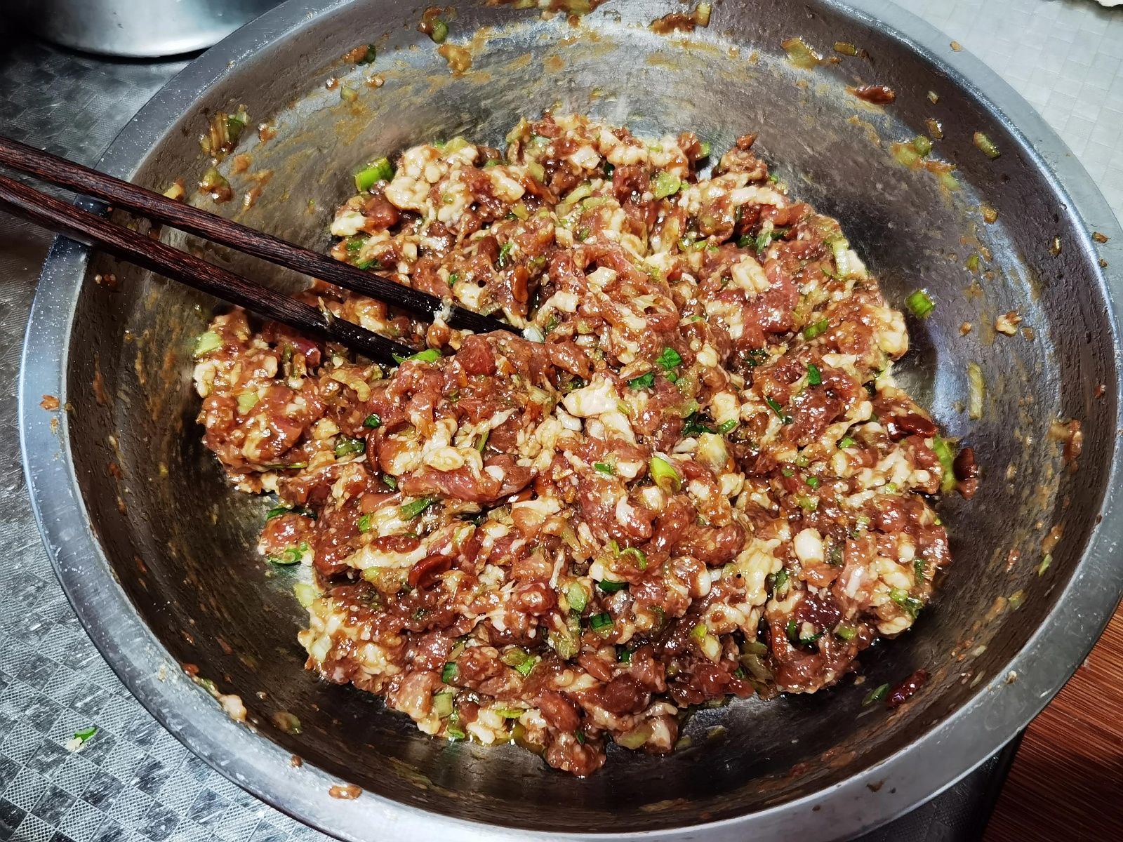  肉馅|猪肉酸菜水饺怎么做最好吃？学会这样调饺子馅，冬至包给家人吃