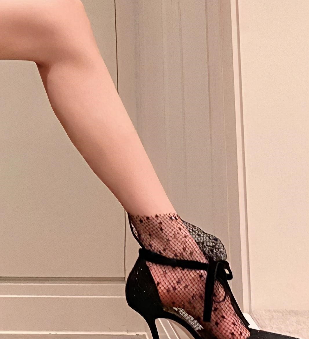 高跟鞋 高跟鞋的网纱是弹力的，而且有系带，丝毫不用担心不好穿！