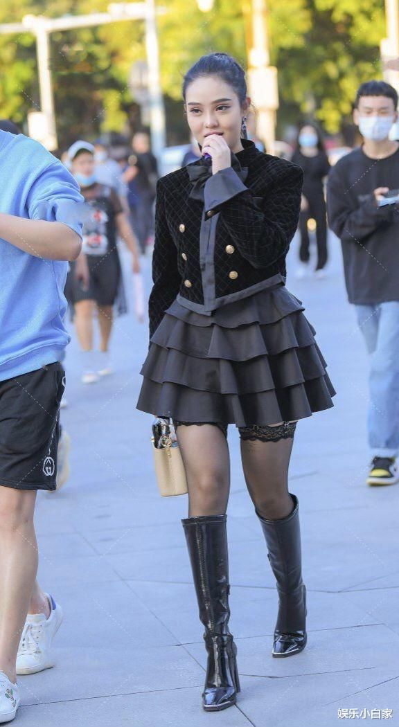 针织长袖和百褶裙让30岁的美女焕发青春、性感、显老