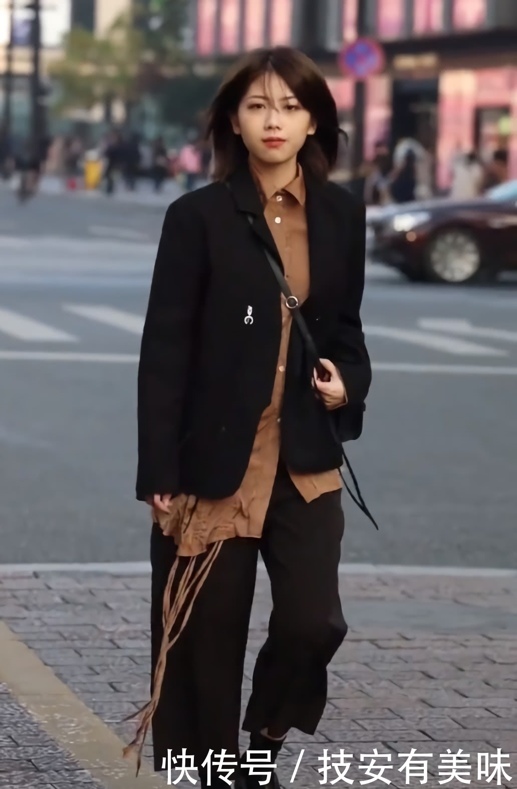 感觉|美女在衬衫上绑了6根“鞋带”,鞋子上却不绑,论帅气就服她了!