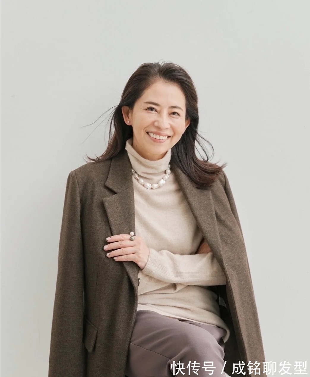 单品 真的看不出她已经61岁了!优雅穿搭,温柔气质,这状态不输年轻人