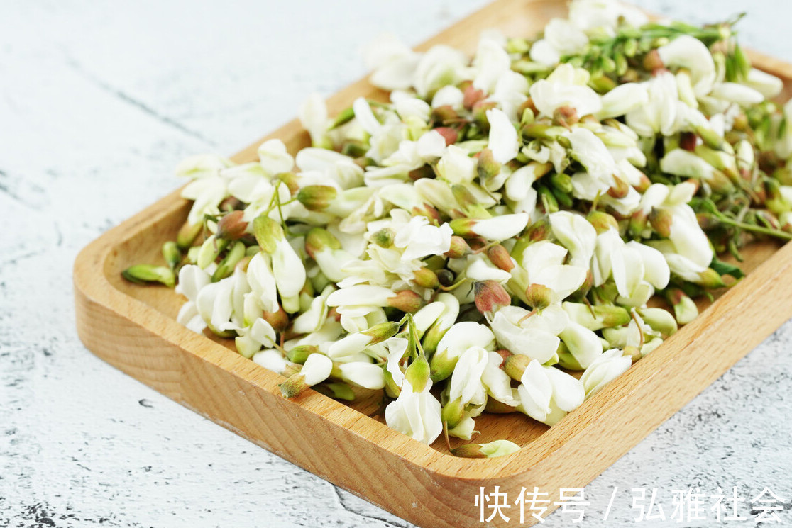槐花|又到了吃槐花的季节，教你2个保存技巧，一年四季都能吃到鲜槐花