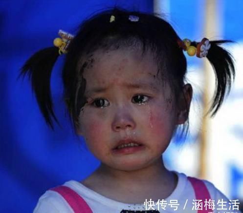 孩子|4岁女儿独自拿行李进幼儿园,爸爸拍下背影后,忍不住流泪:心疼