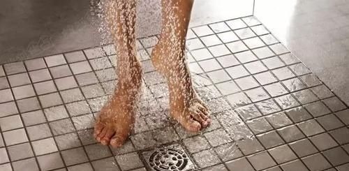 地漏装|卫生间地漏万万不要这样装，我家入住就知有多坑，后悔现在才发觉