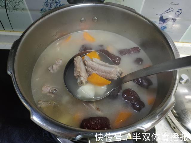 腥味|煮排骨汤时，记住“2不放2窍门”，肉质软烂脱骨，汤鲜无腥味