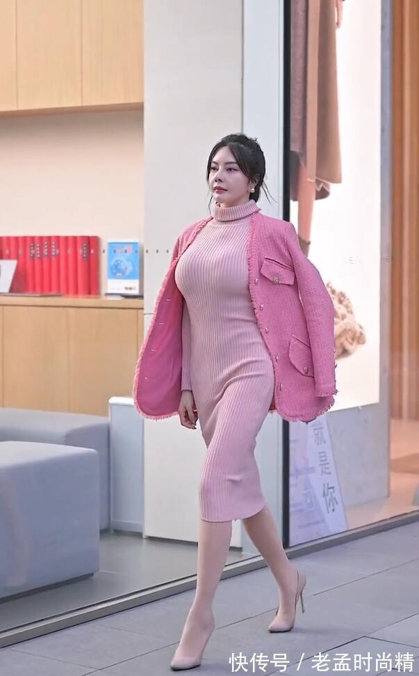 粉色 街拍美女:针织连衣裙能让女人光彩十足