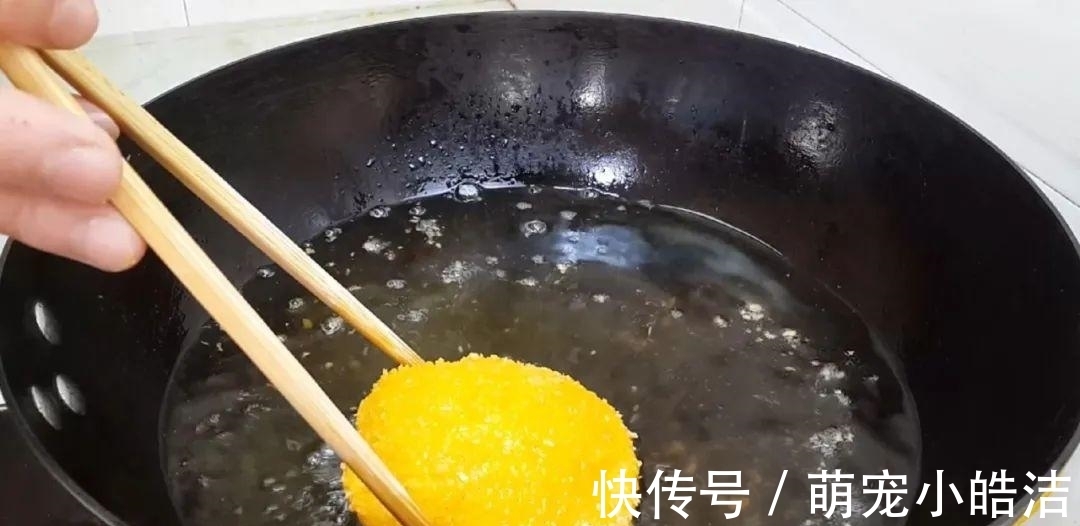南瓜这样做才简单,锅里炸一炸,外皮焦脆又空心,比面包蛋糕还好吃