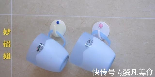 垃圾桶上粘一个挂钩，竟然有这么多用处！家里人都照着做！