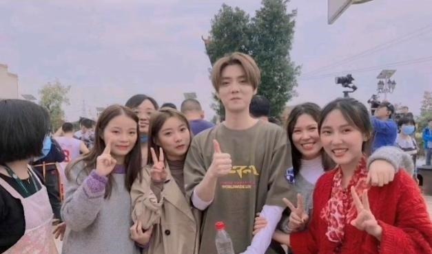 照骗|原来鹿晗也是“照骗”,看到路人没有拍美颜照片