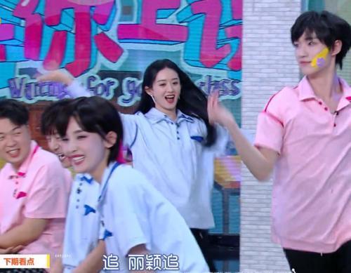 颜料|谢娜回归《快本》超热闹，丁程鑫戳赵丽颖脸蛋，手部细节暴露人品