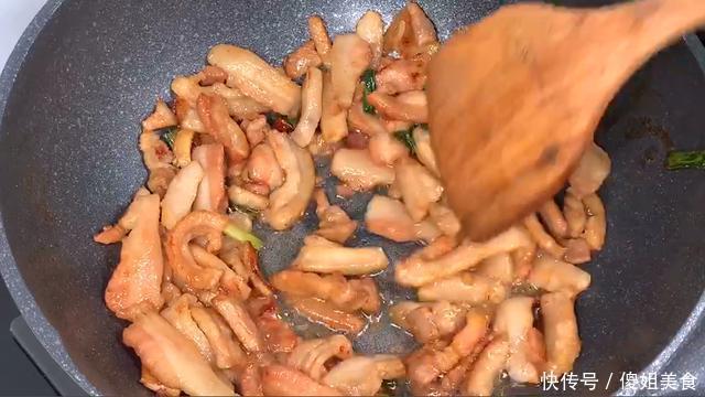 夏天来了,面条就得这样吃,简单一拌,比凉面还好吃,太香了