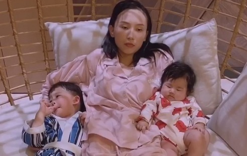 一起长大|“生无可恋辣妈”静态带娃火了,正所谓是“人前幸福,人后辛苦”