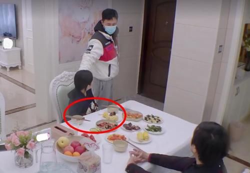 杜淳总扒拉菜，弄得桌布全是油渍洗不掉，王灿好意提醒被当众无视