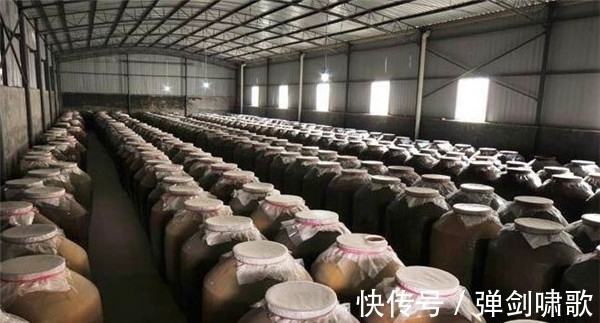 酒具!古墓中出土一杯酒,杯中的酒怎么喝都喝不完,X光一照才发现原因