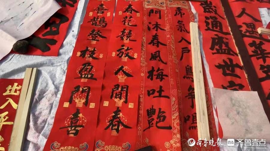 传统文化|新春走基层丨书法专业大学生，泰安大集上摆摊卖对联