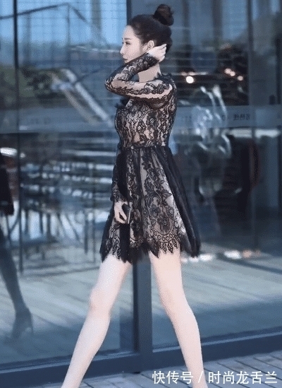 连衣裙 新上任的“腿精”女主管,第一天上班打扮得很洋气,男同事都心动了