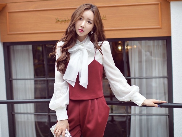 气质|美女一身红白套装,显气质又显身材!