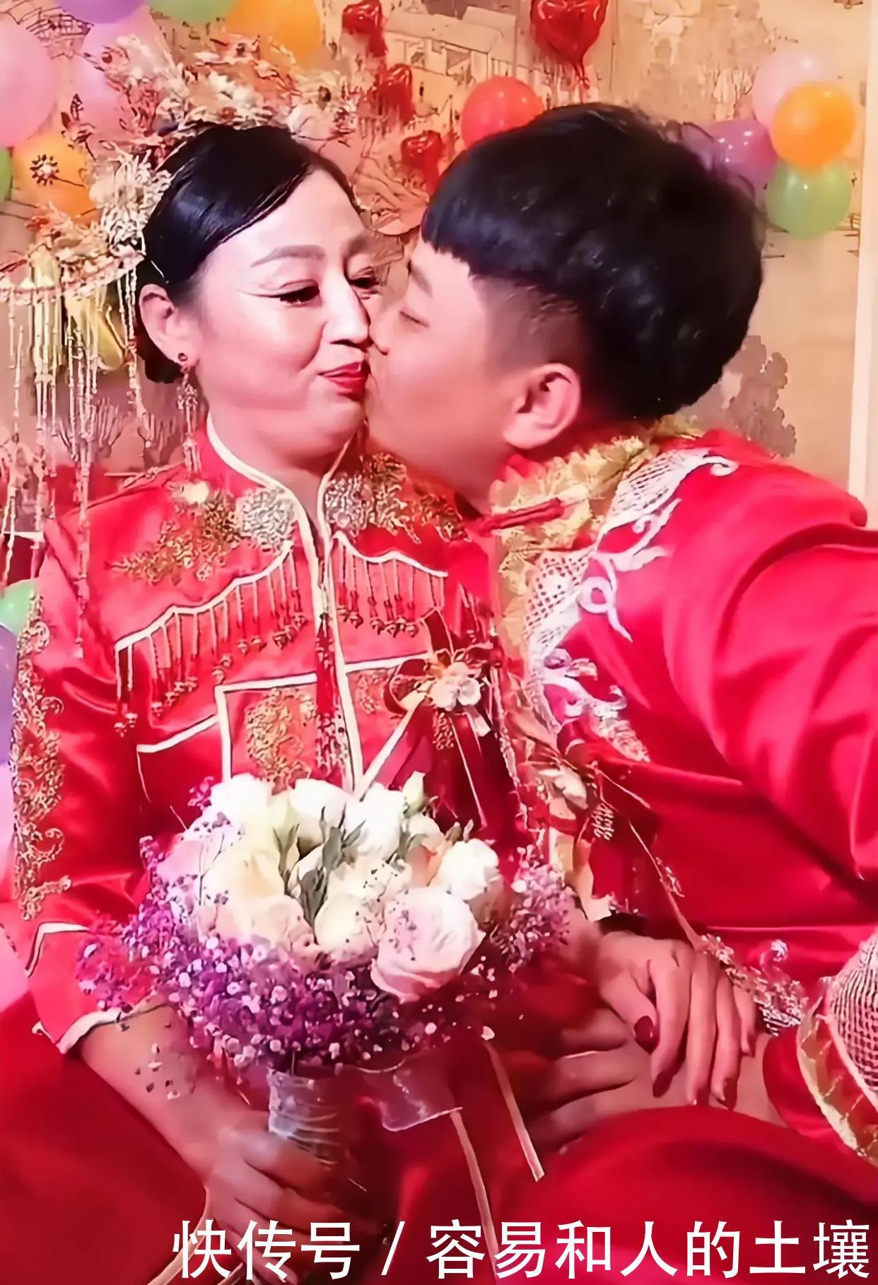 25岁新郎迎娶50岁的新娘,虽然新娘的年纪跟喜婆婆的年纪不相上下