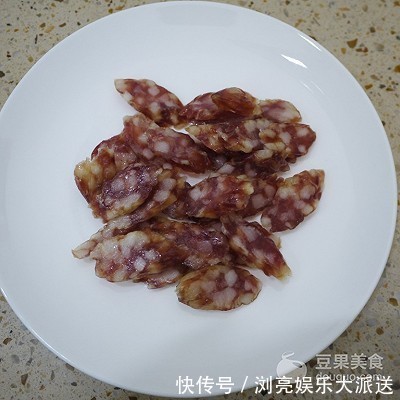  豆果|#一道菜表白豆果美食#老广的味道- 腊味煲仔饭