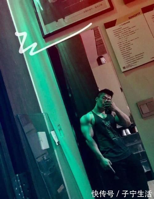 冠军|腹肌练成搓衣板,靠实力撸铁的95后,赢得大学生赛健体全场冠军