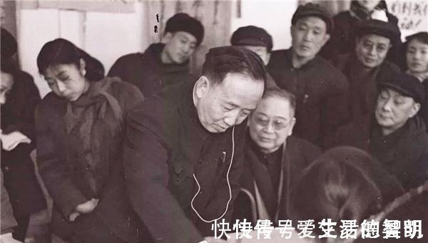 郭沫若#山海关孟姜女庙前有副对联,很多人不会读,郭沫若却说是天下奇联