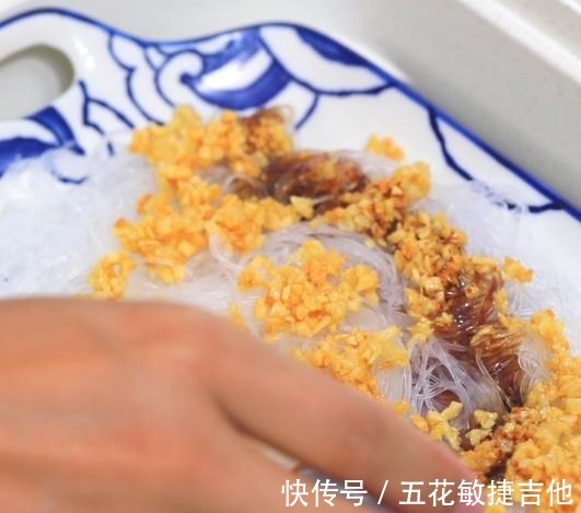 蒜蓉粉丝|蒜蓉粉丝蒸波士顿龙虾，孩子吵着要自己动手，幸好蒸龙虾并不复杂！