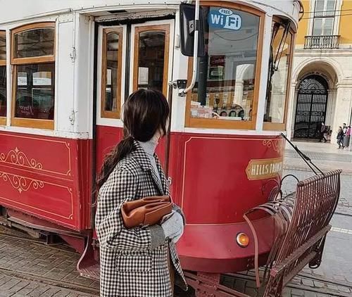 波纹|放弃你的“黑长直”吧,今年流行这3款“发型”,显嫩又能显脸小