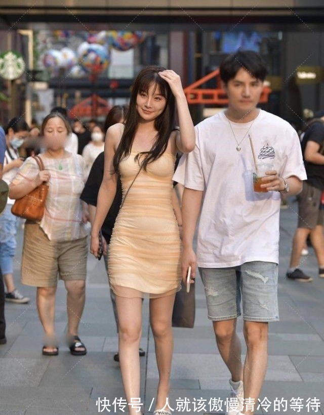 酒窝|浅橙色连衣裙搭配白色高跟鞋,清新可爱,酒窝迷人