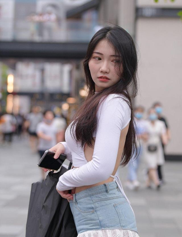 牛仔蓝 精致大方的打底裤充满美俏的魅力,体现美女娇柔的姿容,略显低调