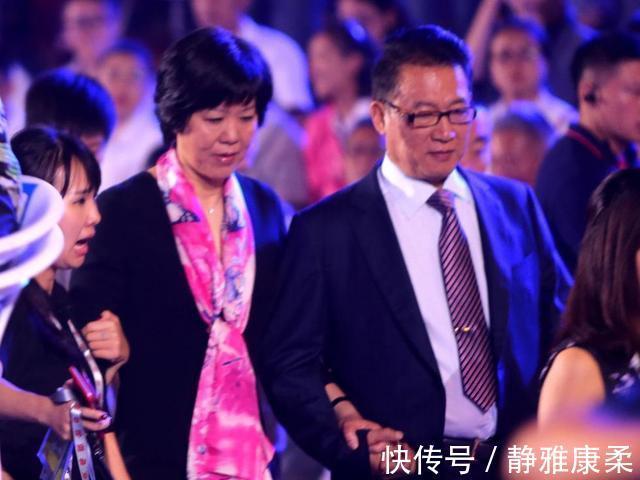 异母|郎平女儿与异母弟弟聚餐！父亲为她15年未娶，60岁再婚生子8岁