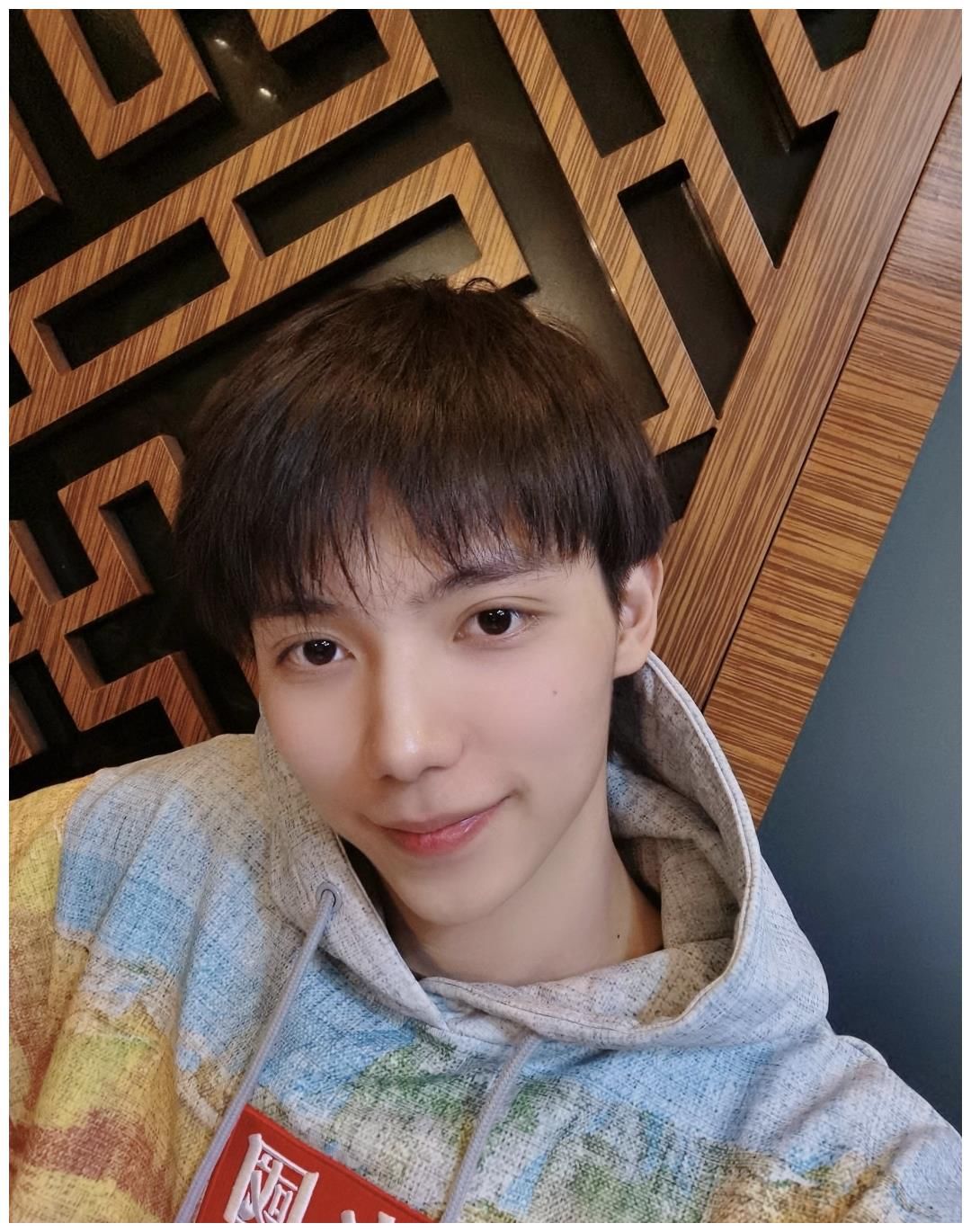 余景天不退赛还有望C位出道？网传罗一舟C位已定，猕猴桃的魔咒