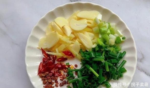 料酒|做鱼只会用料酒和姜去腥?太“外行”了,教你一招,鱼肉鲜嫩不腥