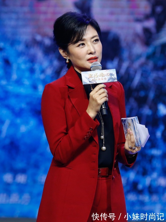 穿搭 周涛真适合穿西装,红色西服套装知性干练,配黑色衬衫利落高级