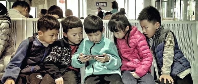 妈妈|“妈妈我能玩一下手机吗”父母2种回答，决定了孩子不同的人生