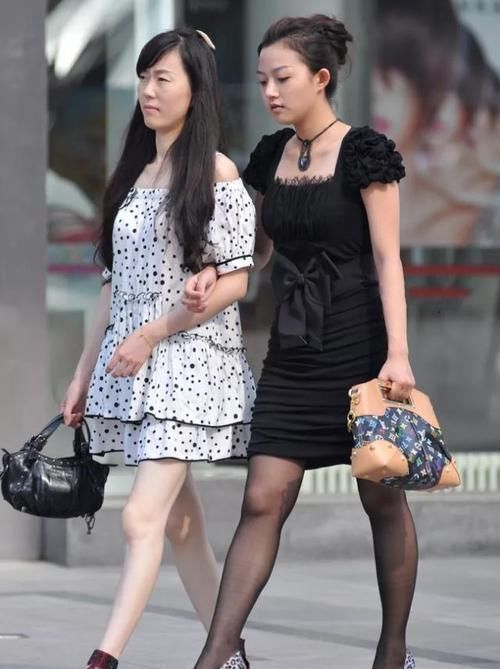 黑色方领时尚连衣裙，搭配减龄俏皮丸子头，小姐姐显得清新又优雅